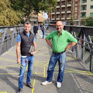 Torino, il ponte pedonale che unisce Aurora al centro si trasforma in un gioco per tutti