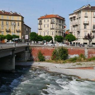 Ragazza medita un gesto inconsulto sul ponte Rossini, salvata da due agenti