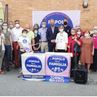 politici in piedi dietro a bandiere di partito