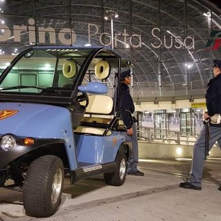 Gira armato di coltello per la stazione di Porta Susa, arrestato