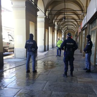 Agenti di polizia sotto i portici di via Nizza