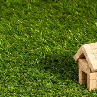 Posa dell'erba sintetica: come si deve preparare il prato