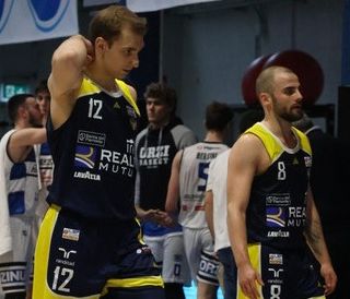 Basket, un pessimo terzo quarto costa sconfitta e secondo posto alla Reale Mutua