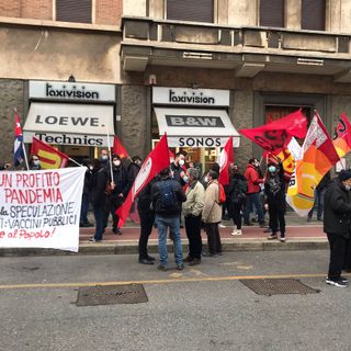 manifestanti di potere al popolo