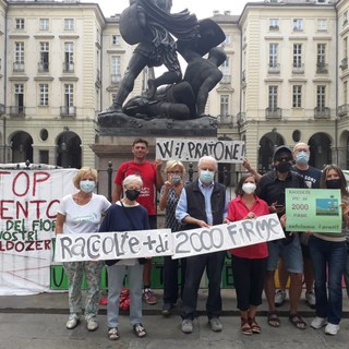 persone con uno striscione davanti al Comune
