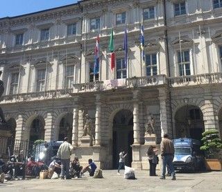 Chiude il presidio di piazza d'Armi, clochard in sit-in davanti al Comune di Torino: &quot;Non sappiamo dove andare&quot;