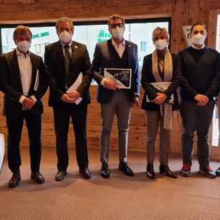 Presentazione con persone sedute a semicerchio