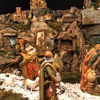 Nel Duomo di Torino il presepe si adegua al Covid: Giuseppe e Maria indossano le mascherine [VIDEO]
