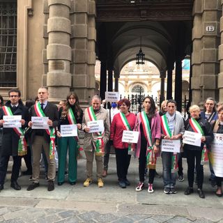 manifestazione politica nel cortile di Palazzo Alfieri