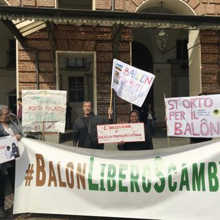 Presidio in piazza Castello contro il trasferimento del Suk in via Carcano: “Non uccidete l’anima del Balon” (VIDEO)