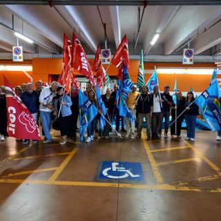 Presidio e protesta dei lavoratori davanti al Carrefour di Moncalieri
