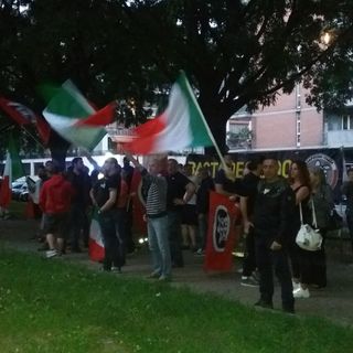 CasaPound in corso Cosenza contro i nomadi, la replica antifascista: "Organizziamo doposcuola per i figli" (FOTO)
