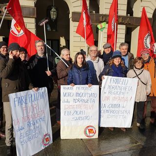 Presidio comunista sotto la Regione: &quot;L'arresto di Rosso ha inquinato il voto, elezioni subito&quot;