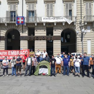protesta in piazza degli operai