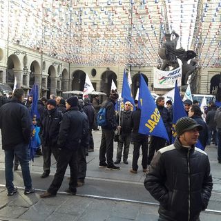 La protesta dei lavoratori Gtt nel giorno dello sciopero: corteo funebre con tanto di bara