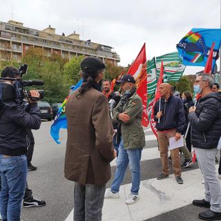 presidio di persone davanti al supermercato