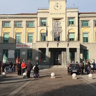 Venaria Reale, sindacati sotto i balconi del Comune per il Polo Sanitario [VIDEO]