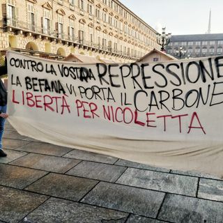 No Tav in piazza Castello per Nicoletta Dosio: &quot;Contro la vostra repressione la Befana vi porta il carbone&quot; [VIDEO]