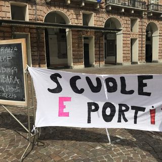 “Scuole e porti aperti”: in piazza Castello a Torino il presidio anti decreto Salvini
