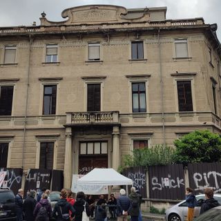 presidio davanti all'astanteria martini