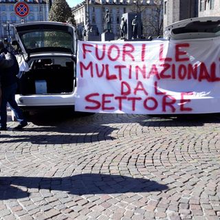 A Torino presidio dei taxisti in piazza Castello