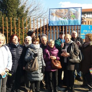 Oltre cento in via Morandi per dire no allo spostamento dei vigili urbani: &quot;Manteniamo il presidio&quot; [FOTO]