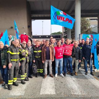 I vigili del fuoco presidiano la sede di Corso Regina: &quot;Siamo sotto organico, servono 150 operatori&quot;