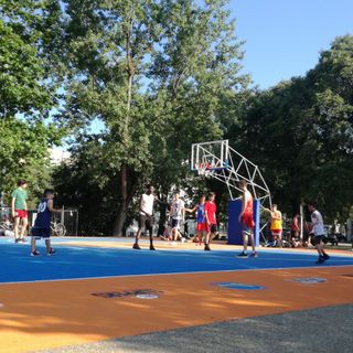 Code infinite nel primo weekend estivo: non è l'autostrada, è il nuovo campo da basket di Piazza d'Armi