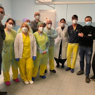 il sindaco Paolo Montagna e gli operatori sanitari del Santa Croce