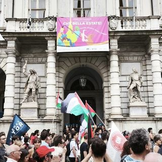 L'immagine di una iniziativa pro Gaza di fronte al Comune di Torino