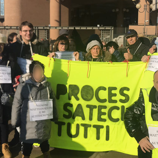 “Processateci tutti, noi siamo Matteo Salvini”: a Torino sit-in di solidarietà al leader leghista