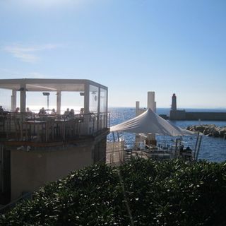 Un ristorante in riva al mare illuminato dal sole
