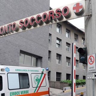 Torino: addetti alle pulizie senza stipendio si incatenano davanti all'ospedale Maria Vittoria
