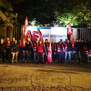 Trofarello, protestano gli addetti delle cooperative che montano i mobili Ikea: &quot;Oggi tutto a tasso zero, tanto gli interessi li paghiamo noi&quot; (FOTO)