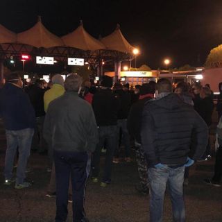 Foto della protesta tratta dalla pagina Facebook &quot;Frutta &amp; Verdura Noi Frutta S.a.s&quot;