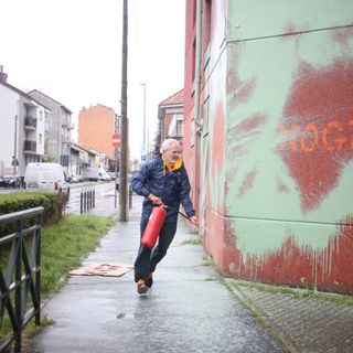 uomo con estintore che spara vernice