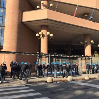 tensioni esterno tribunale