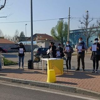 protesta genitori elementare Cesare Battisti