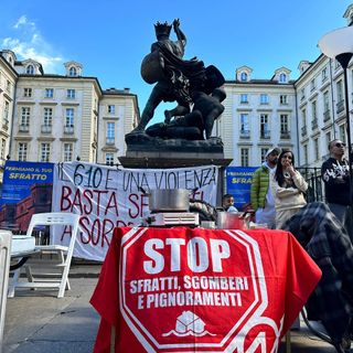 protesta di fronte a palazzo civico
