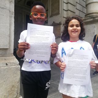 Chiude l'elementare Salvo D'Acquisto: bimbi e genitori in protesta davanti al Comune di Torino Chiude l'elementare Salvo D'Acquisto: bimbi e genitori in protesta davanti al Comune di Torino