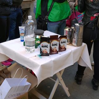 Jde, &quot;l'ultimo caffè Hag&quot; prodotto in Italia offerto per protesta davanti al Consiglio Regionale (FOTO e VIDEO)