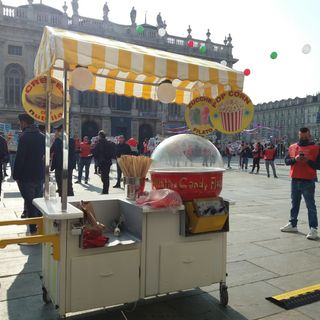 &quot;Riportiamo il sorriso ai bambini&quot;: in piazza gira la giostra dei lavoratori del luna park [FOTO e VIDEO]