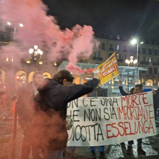 Presidio del comitato "Essenon" davanti al negozio di Porta Nuova al grido di "Basta Esselunga"