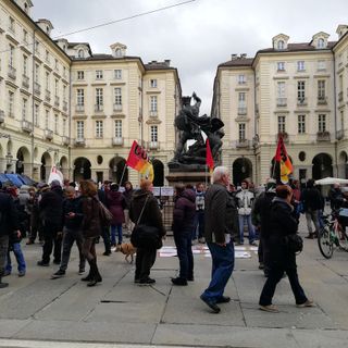 Di fronte a Palazzo Civico va in scena la protesta contro Torino 2026 (FOTO)