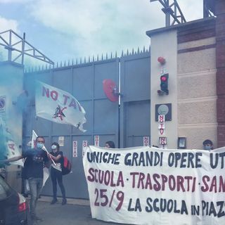“Scuola, sanità e trasporti le uniche grandi opere utili”: gli studenti in piazza, protesta davanti alla sede Telt