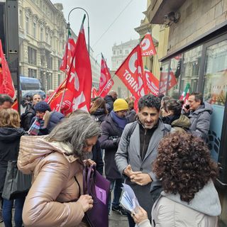 protesta in strada con cartelli