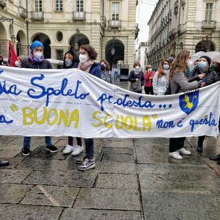 Scuola, insegnanti in piazza a Torino: &quot;Azzolina basta passerelle, non va tutto bene&quot; (FOTO e VIDEO)