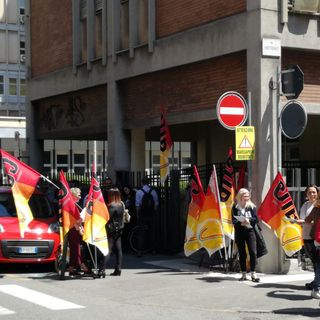 Servizi psichiatrici: i Cub protestano davanti alla sede dell'Asl Città di Torino per le condizioni di lavoro [VIDEO]
