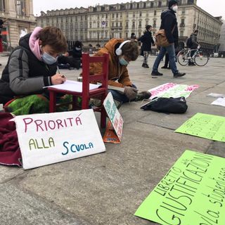 un'immagine di repertorio della protesta anti dad di fronte al Palazzo della Regione un'immagine di repertorio della protesta anti dad di fronte al Palazzo della Regione