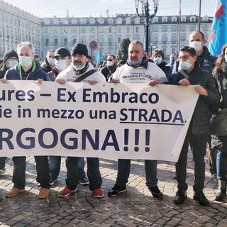 Ex Embraco, centinaia di operai in piazza: “Non crediamo più a nessuno, la fine è vicina” (FOTO e VIDEO)